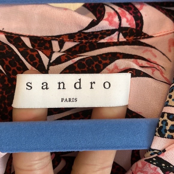 100% Silk Sandro Printed Set. Short-sleeve button up blouse and matching pants. - Picture 3 of 9